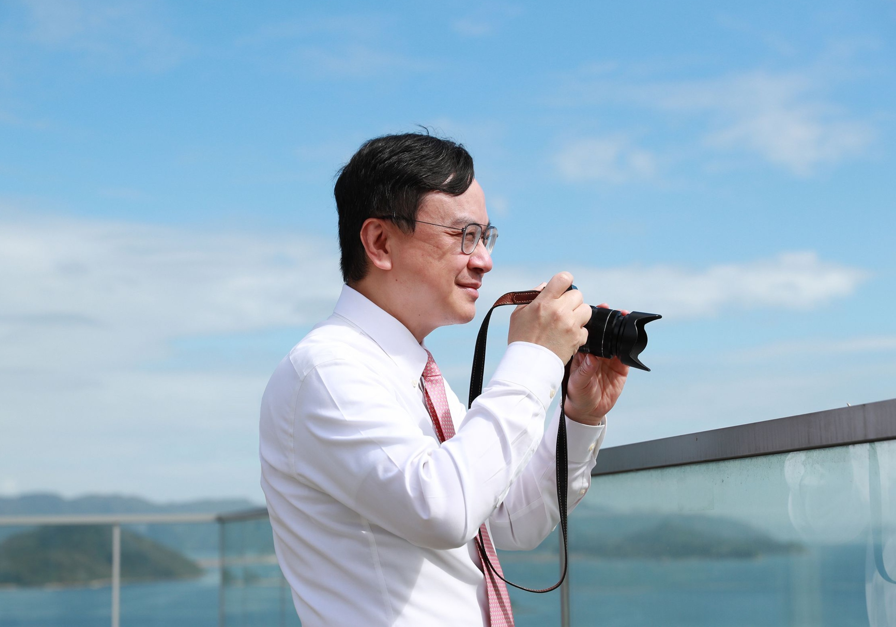 「不敢說自己是巨人,而是石級之一,希望幫助以後的人拾級而上,更上一層樓。」